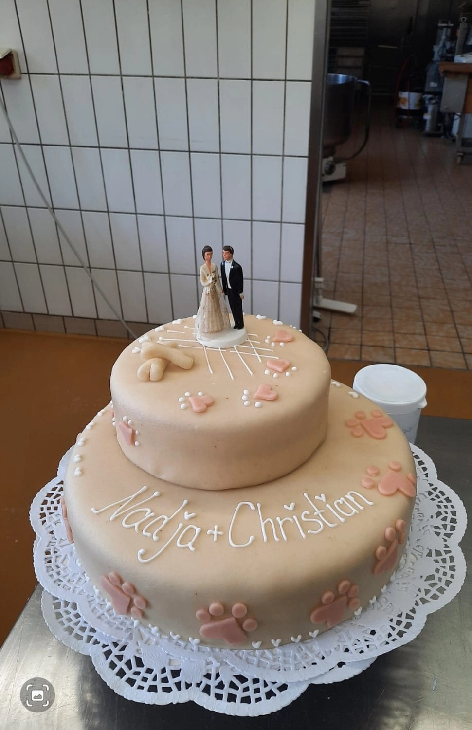 Bäckerei Konditorei Neher Rettenberg - Backwaren und Lebensmitteln - Mehrstöckige Hochzeitstorte mit den Namen Nadja + Christian darauf